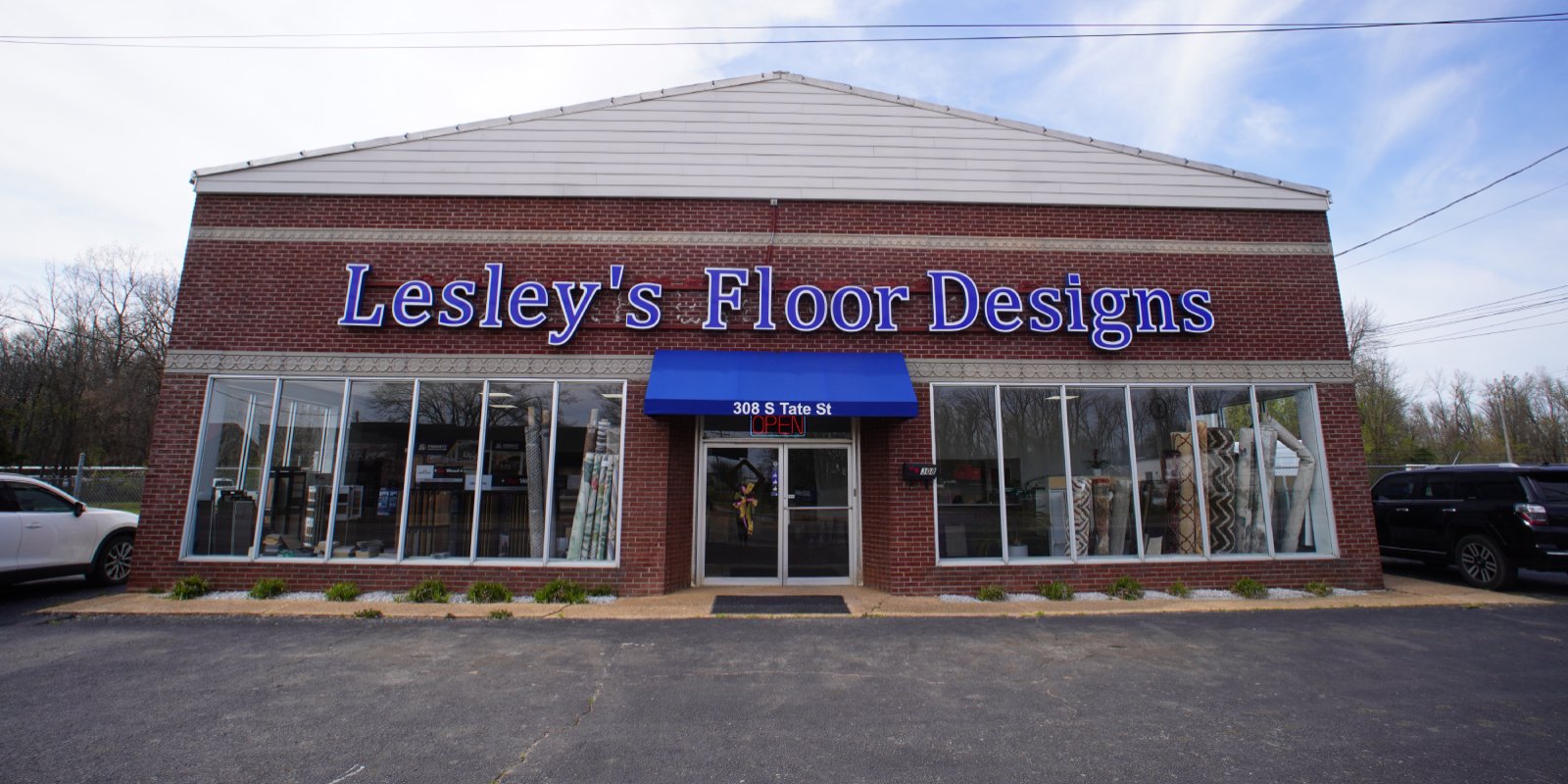 Lesley's Floor Designs in Corinth, Mississippi.  Ribbon cutting